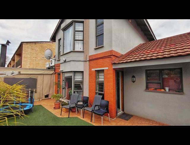 3 BEDROOM TOWNHOUSE FOR SALE IN UNIVERSITAS